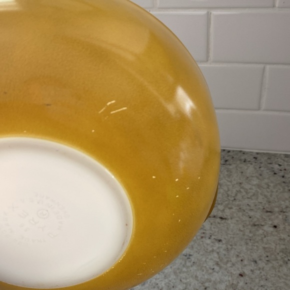 Vintage Pyrex 2-qt mustard yellow casserole dish - Picture 6 of 7